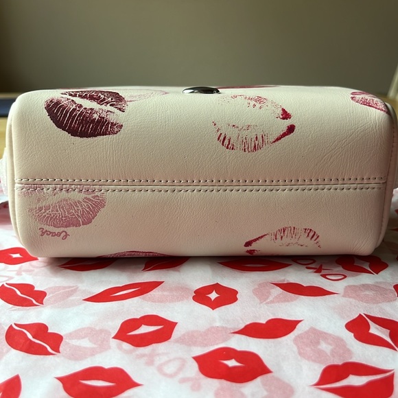 💋❤️💋 COACH COSMETIC POUCH WITH LIP PRINT 💋❤️💋 NWT 💋❤️💋 - Picture 16 of 16
